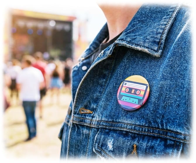 Nadelbutton an Jeansjacke