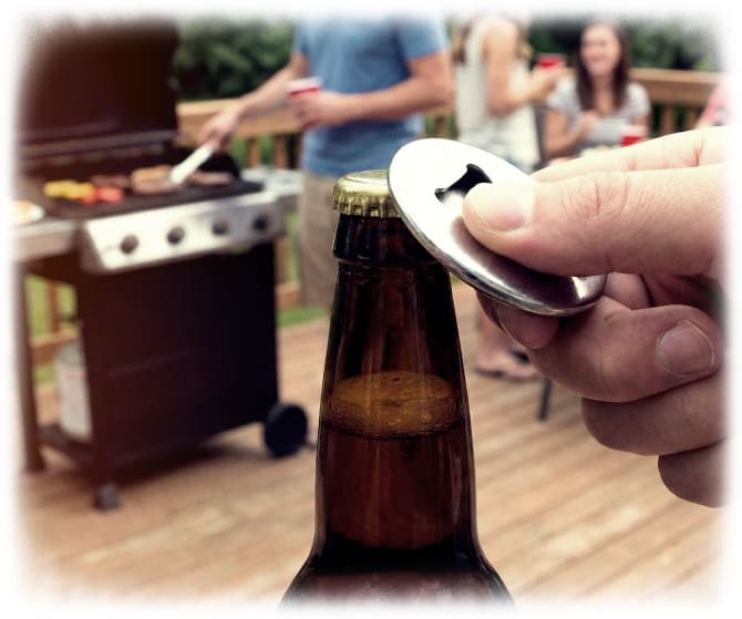 Flaschenöffner beim Grillen