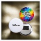 Preview: Ein 100 mm Button, der dank Quadro-Magnetkraft stabil und lochfrei an einer dicken Jacke fixiert ist.