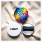 Preview: Frontansicht eines 65 mm Buttons mit großflächigem, individuellem Markendesign.