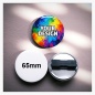 Preview: Anwendungsbeispiel des 65 mm Buttons, der dank Doppelmagnet stabil und gerade an einem Kleidungsstück fixiert ist.