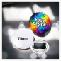 Preview: Ein 75 mm Button, der dank Quadro-Magnetkraft stabil und gerade an einer dicken Jacke fixiert ist.