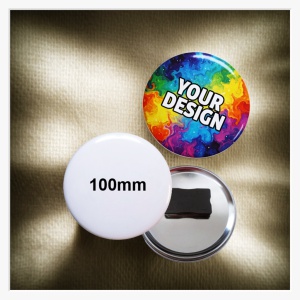 Ein 100 mm Button, der dank Quadro-Magnetkraft stabil und lochfrei an einer dicken Jacke fixiert ist.