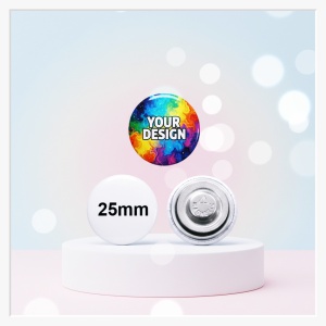 Rückansicht des 25 mm Buttons mit der Metallrückseite und dem dazugehörigen starken Kleidungsmagneten.