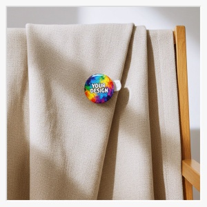 Namensschild Button gerade ausgerichtet am Tuch dank Drehclip