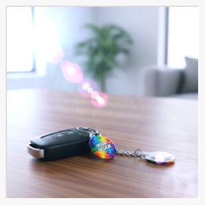 25 mm Schlüsselanhänger Button mit eigenem Motiv und Kette an einem Autoschlüssel mit Rückseitenansicht