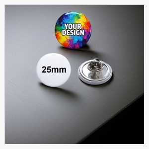 Rückansicht des 25 mm Buttons mit der edlen glatten Metallrückseite und dem geöffneten Butterflyverschluss.