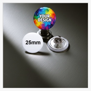 Detailaufnahme des Pins und der Schmetterlings-Kappe zur Veranschaulichung der Befestigung an einem 25 mm Button.