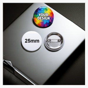 Vorderansicht eines individuell bedruckten 25 mm Buttons mit einem kontrastreichen Logo.