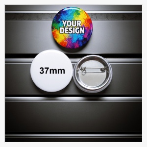 Rückansicht des 37 mm Buttons mit Fokus auf die stabile Metallplatte und die fest montierte Sicherheitsnadel.