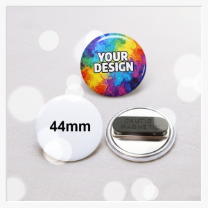 Detailaufnahme des 44 mm Buttons, der dank des Doppel-Textilmagneten schonend und sicher an einem Kleidungsstück fixiert.