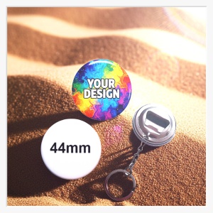 Rückansicht des 44 mm Buttons mit der stabilen Metall-Öffner-Funktion und Schlüsselkette.