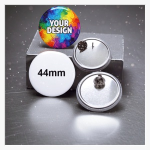 Detailaufnahme des Pins und der Schmetterlings-Kappe zur Veranschaulichung der Befestigung an einem 44 mm Button.