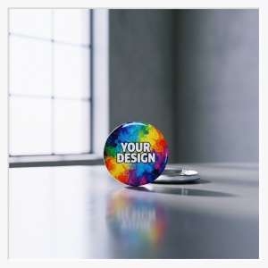 4Rückansicht des 44 mm Ansteckbuttons mit Fokus auf die Metallplatte und die Sicherheitsnadel mit NFC-Chip.