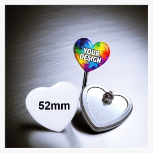 Rückansicht des 52x57 mm Herz-Buttons mit der edlen glatten Metallrückseite und dem geöffneten Butterflyverschluss.