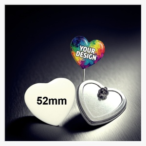 Detailaufnahme des Pins und der Schmetterlings-Kappe zur Veranschaulichung der Befestigung an einem herzförmigen 52x57 mm Button.