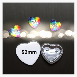 Detailansicht der Sicherheitsnadel-Befestigung am Gehäuse des mittleren Herz-Buttons.