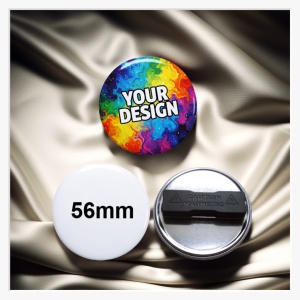 Anwendungsbeispiel des 56 mm Buttons, der dank Doppelmagnet stabil und lochfrei an einem Blazer befestigt ist.