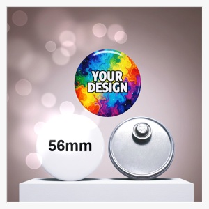 Ein 56 mm Button mit Magnetbefestigung, stabil und ohne Löcher an einem Sakko-Revers fixiert.