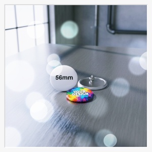 Detailaufnahme des Pins und der Schmetterlings-Kappe zur Veranschaulichung der Befestigung an einem 56 mm Button.