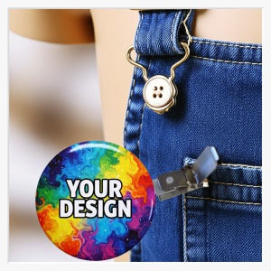 56mm Ansteckbutton mit Hosenträger-Clip – XXL-Sichtbarkeit ohne Nadelstiche