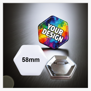 Rückansicht des 58x65 mm Hexagonal-Ansteckers mit Fokus auf die stabile Metallplatte und die Sicherheitsnadel.