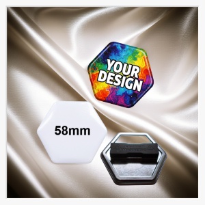 Vorderansicht eines hexagonalen 58x65 mm Buttons mit modernem Firmenlogo-Druck.