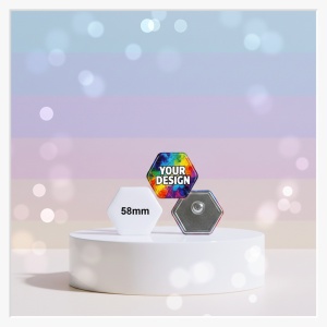 Rückansicht des Sechseck-Buttons mit der Metallfläche und dem dazugehörigen Textilmagneten.