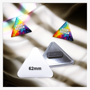 Ein 62x67 mm Dreieck-Button mit Doppelmagnet, der stabil und lochfrei an einem Kleidungsstück fixiert ist.