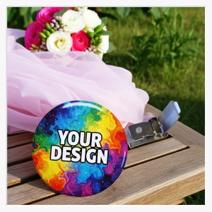 65mm XXL-Button mit Hosenträger-Clip – Maximale Werbefläche & Extrem-Halt