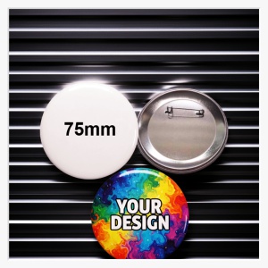 Rückansicht des 75 mm Buttons mit Fokus auf die stabile Metallplatte und die Sicherheitsnadel.