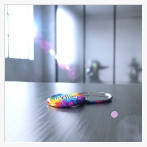 Detailaufnahme der Sicherheitsnadel-Befestigung am Gehäuse des 75 mm Ansteckers.