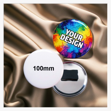 Frontalansicht eines 100 mm XXL-Buttons mit großflächigem, individuellem Werbedruck.