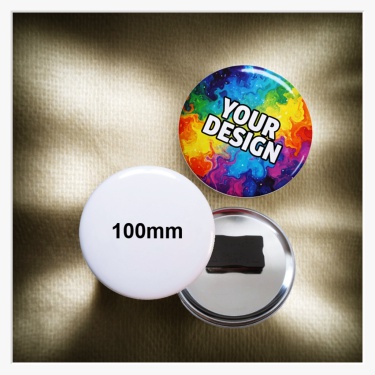 Ein 100 mm Button, der dank Quadro-Magnetkraft stabil und lochfrei an einer dicken Jacke fixiert ist.