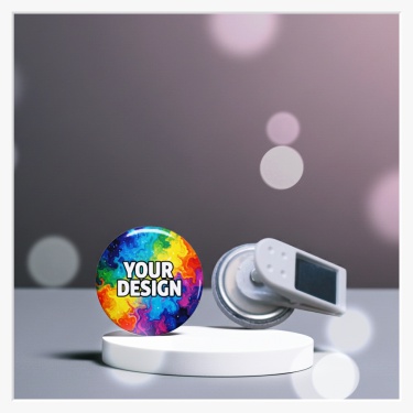 Namensschild Button gerade ausgerichtet am Kittel dank Drehclip