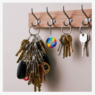 32 mm Button als Schlüsselanhänger vor einem Schlüsselbrett