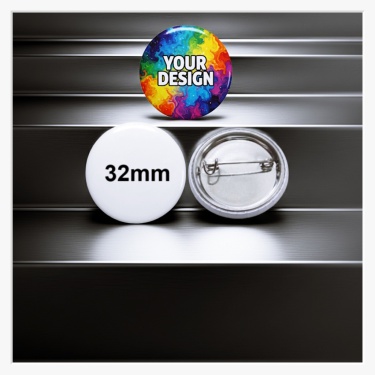 Rückseite des 32 mm Buttons zur Veranschaulichung der stabilen Metallplatte und der Sicherheitsnadel.