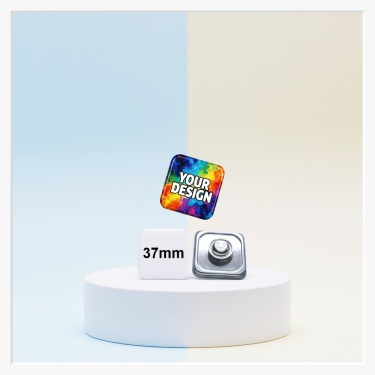 Vorderansicht eines quadratischen 37x37 mm Buttons mit individuellem Grafik-Design.
