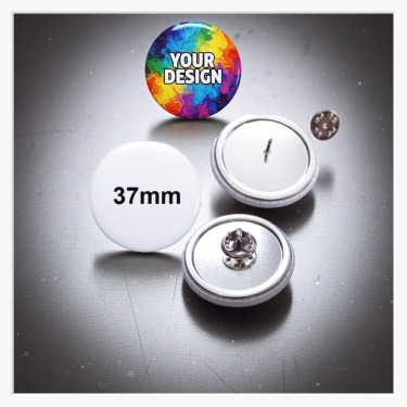 Detailaufnahme des Pins und der Schmetterlings-Kappe zur Veranschaulichung der Befestigung an einem 37 mm Button.