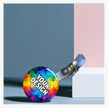 37mm Ansteckbutton mit extra starkem Hosenträger-Clip – Nadel-frei & Robust