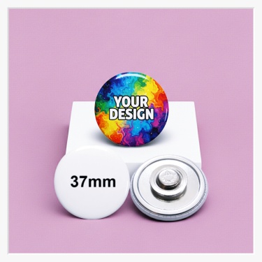 Vorderansicht eines 37 mm Buttons mit individuellem Namensschild-Design.