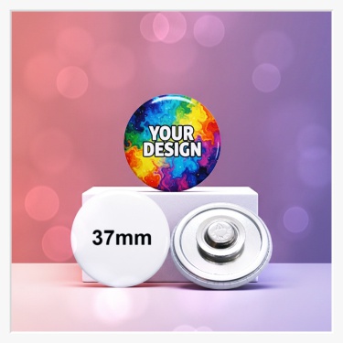 Rückansicht des 37 mm Buttons mit Metalloberfläche und dem passenden Kleidungsmagneten.