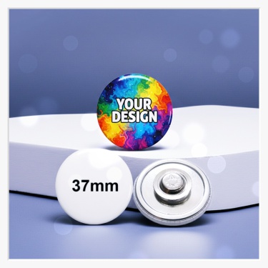 Rückansicht des 37 mm Buttons mit Metalloberfläche und dem passenden Kleidungsmagneten.
