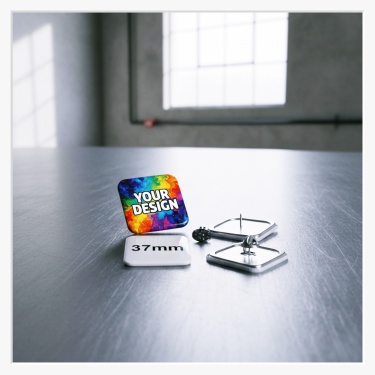 Rückansicht des quadratischen 37x37 mm Buttons mit der edlen glatten Metallrückseite und dem geöffneten Butterflyverschluss