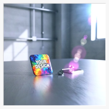 Frontalansicht eines quadratischen 37x37 mm Buttons mit dem Aufdruck "YOUR DESIGN"