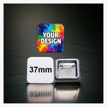 Rückansicht des quadratischen Ansteckers mit Fokus auf die Metallplatte und die Sicherheitsnadel.