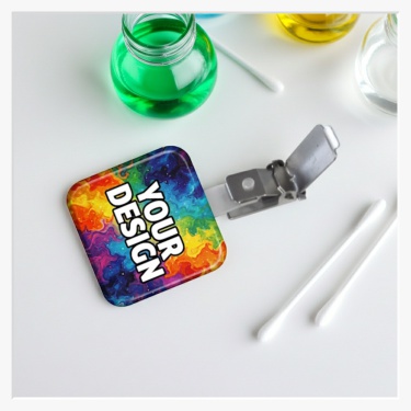 37x37mm Quadratischer Button mit Hosenträger-Clip – Modernes Design & starker Klemmhalt