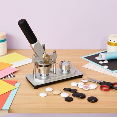 Manufaktur-Paket: 38 mm Buttonmaschine Klassik I inkl. Kreisschneider & Rohlingen