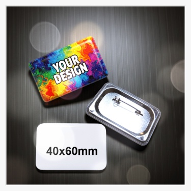 Detailaufnahme der Sicherheitsnadel-Befestigung am Gehäuse des 40x60 mm Rechteck-Buttons.