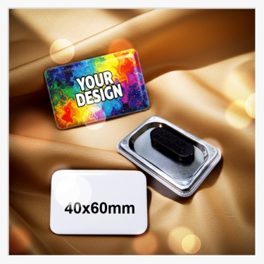 Anwendungsbeispiel des 40x60 mm Namensschildes, das per Doppelmagnet gerade und sicher an einem Blazer befestigt ist